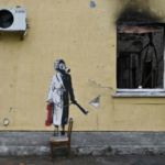 バンクシー作品剥ぎ取る　ガスマスク女性描いた絵―ウクライナ