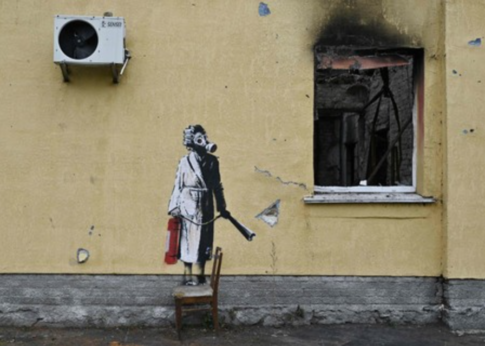 バンクシー作品剥ぎ取る　ガスマスク女性描いた絵―ウクライナ