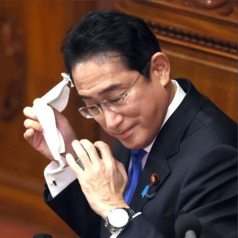 岸田首相がノーマスクで演説…屋内マスク不要化も「今のままでいい」64％、「マスク外せ警察」危惧する声も